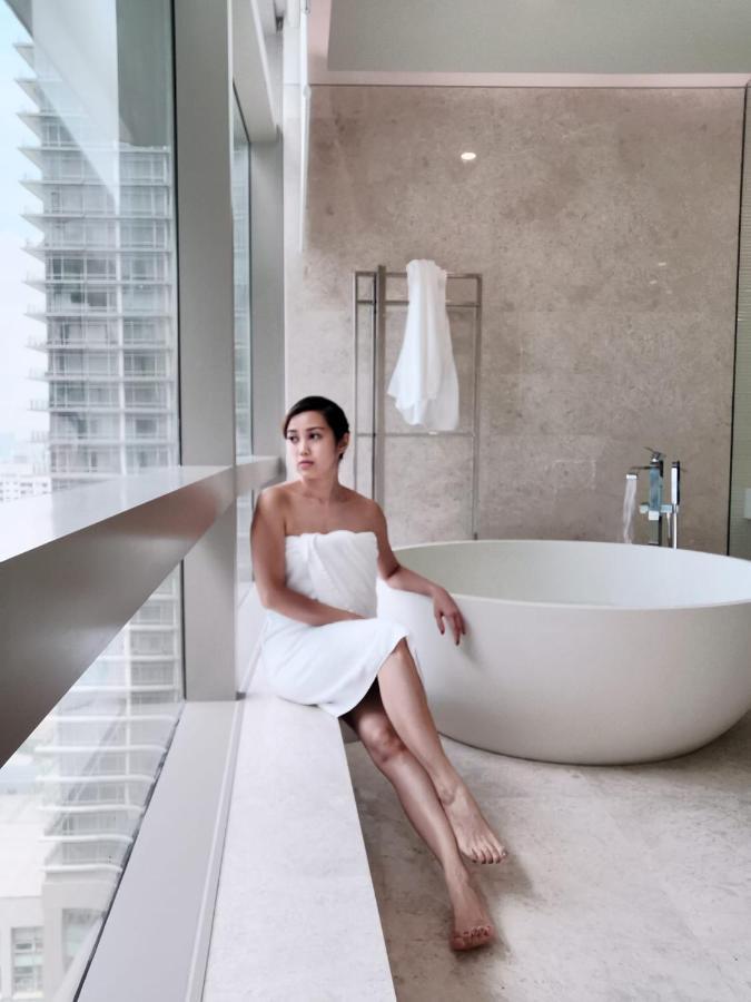 Ph Suites At Pavilion Bukit Bintang Kuala Lumpur Extérieur photo A woman wrapped in a bath sheet